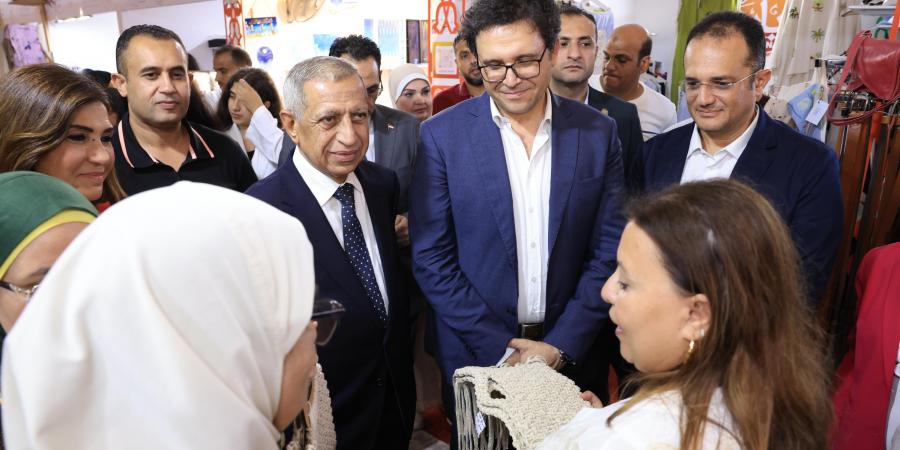وزير الثقافة يتفقد معرض "ديارنا" ويشيد بإبداع الحرفيين المصريين