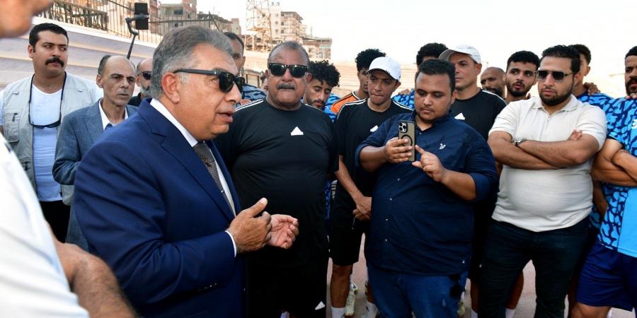 محافظ الدقهلية يلتقي فريق المنصورةالأول لكرة القدم بملعبه الرئيسى