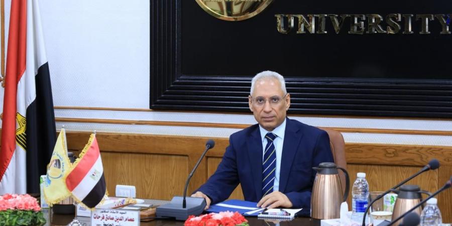 رئيس جامعة المنيا يترأس لجنة اختيار عميد كلية التربية الفنية