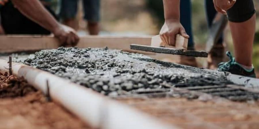 أسمنت يخفض الحرارة 5.4 درجة خلال النهار