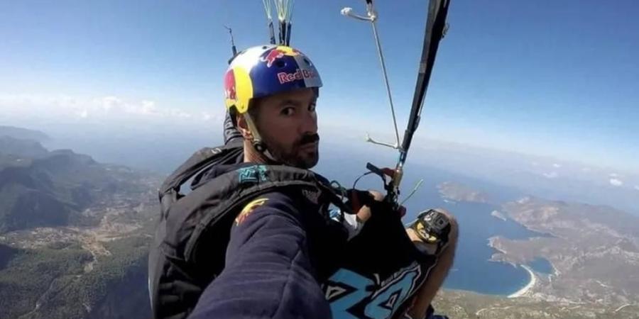 مصرع المظلي اللبناني عمر سنجر بعد سقوط طائرته في البحر