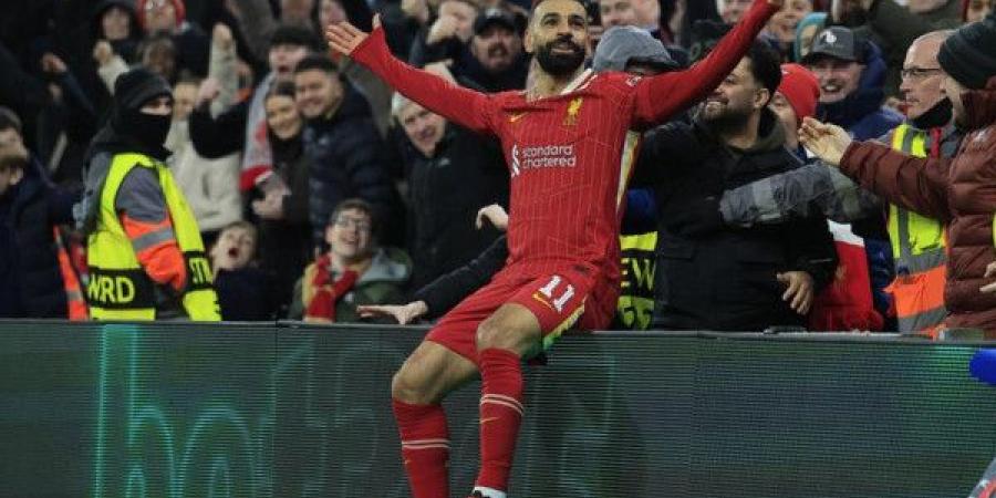 بالصور.. تتويج تاريخي لمحمد صلاح في إنجلترا