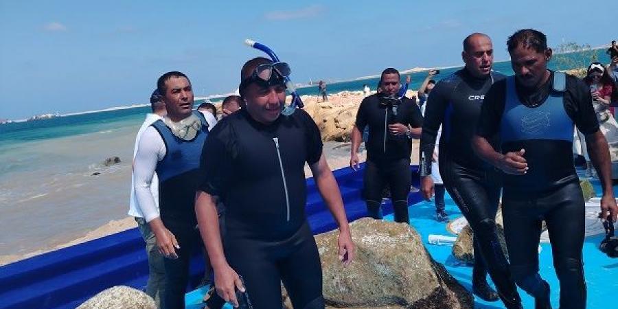 بالصور.. لحظه انتشال قطع أثرية غارقة من قاع البحر بأبو قير