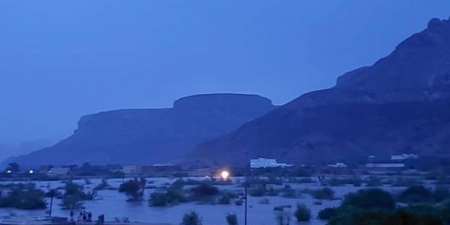 سيول جارفة تقطع الخط الدولي وغالبية الطرق الرئيسية في مديريات حضرموت