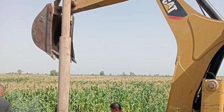 تأمين اعمدة الكهرباء المائلة بقرية النجوع بإسنا جنوب الأقصر