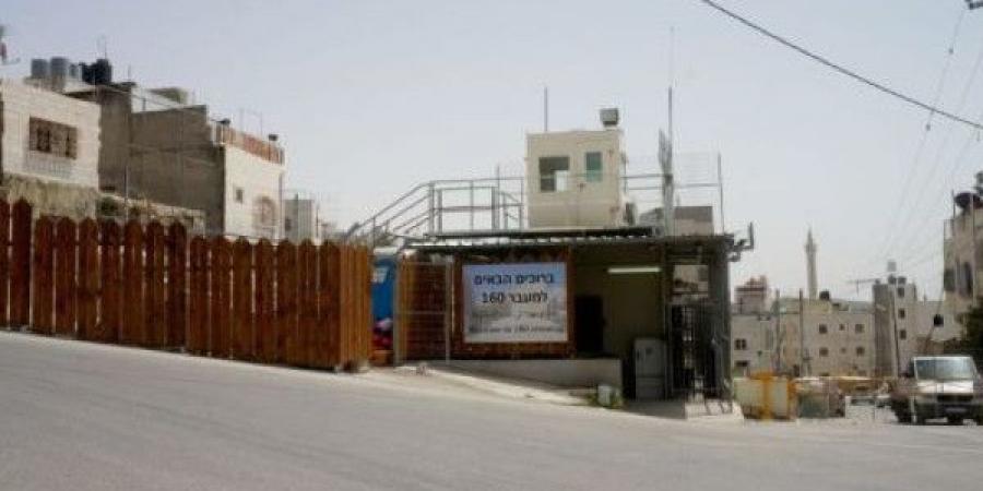 الاحتلال يفرض منعاً للتجول ويداهم منازل في البلدة القديمة من الخليل