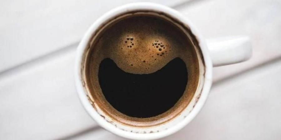 فنجان القهوة الصباحي يزيد الشعور بالسعادة