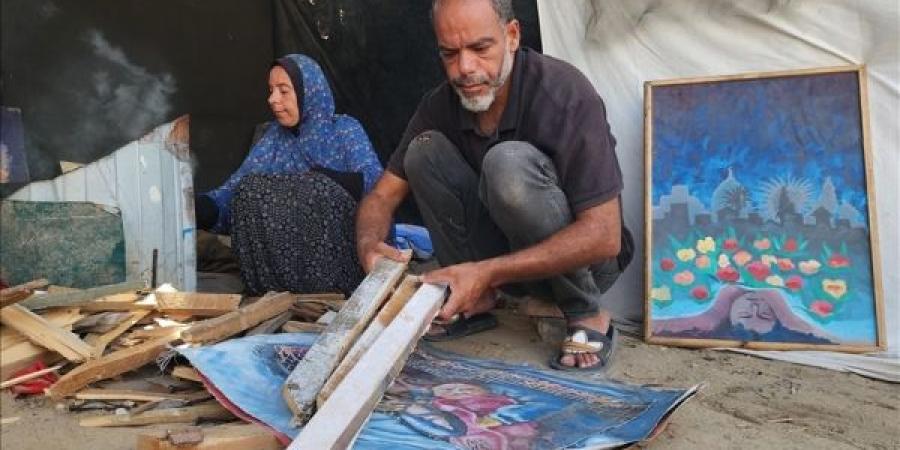 أن تحرق فنك لتمدد بقاءك.. فلسطيني يوقد لوحاته ليطهو بها