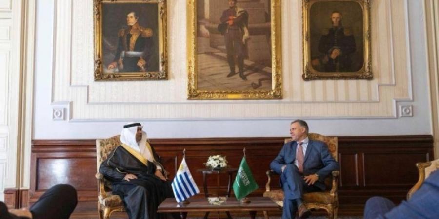 السفير المزيني يقدم أوراق اعتماده لرئيس جمهورية الأوروغواي الشرقية