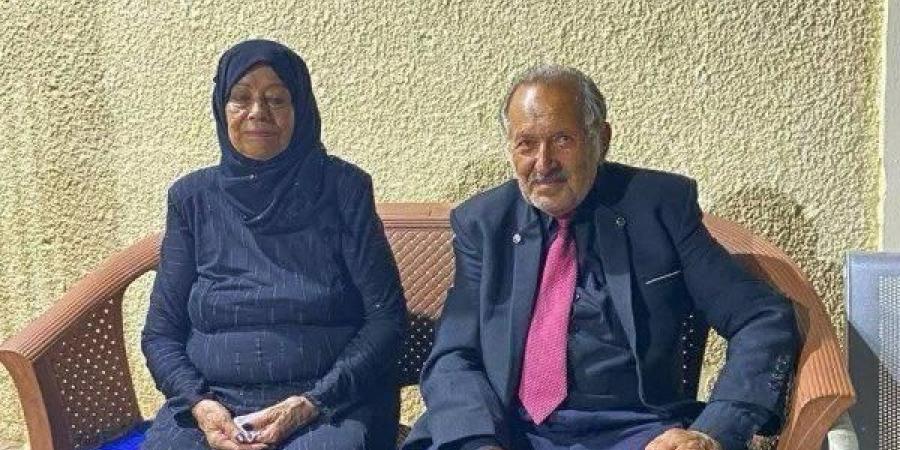 «حكايتنا بدأت».. سبعينيان يتوجان حبهما بزفاف مؤثر في دار مسنين مصرية