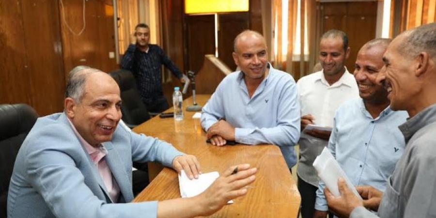محافظ المنيا يستمع لشكاوى أهالي سمالوط