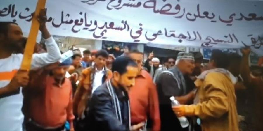 لحج.. مظاهرة حاشدة لأبناء "السعدي" بيافع رفضا لفتح مركزا للشيخ الحجوري