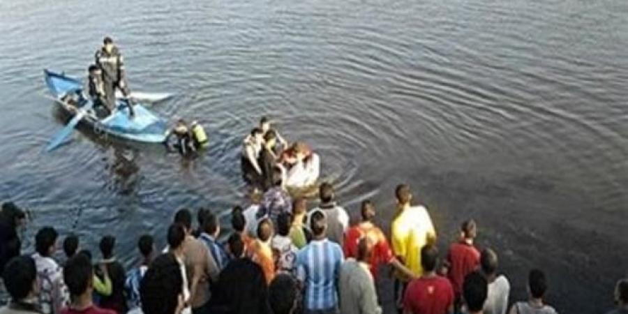 اختلال توازنه وسقط من أعلى مركب.. غرق شاب فى النيل