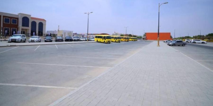بلدية العين تنجز تطوير شبكة طرق المدارس بفلج هزاع