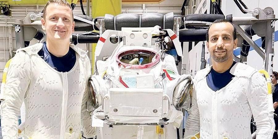 هزاع المنصوري يكمل تدريبات «السير بالفضاء»