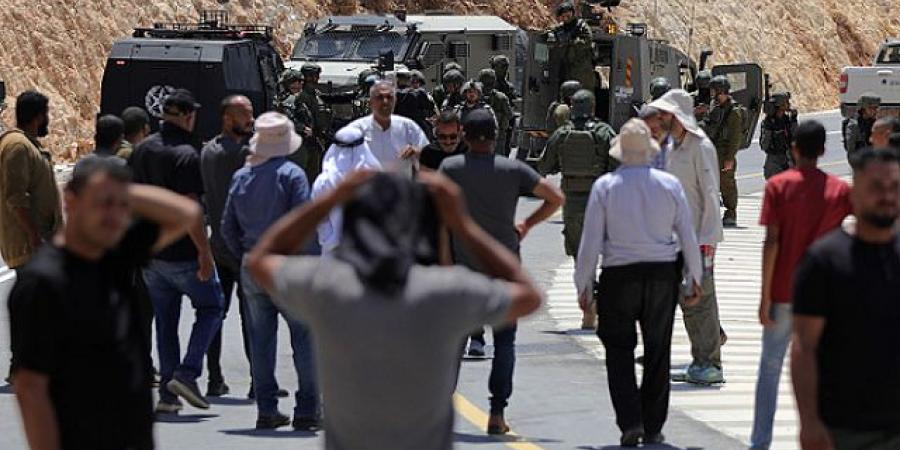 تصعيد الاحتلال والمستوطنين بالضفة: مداهمات واعتقالات واعتداءات على الفلسطينيين