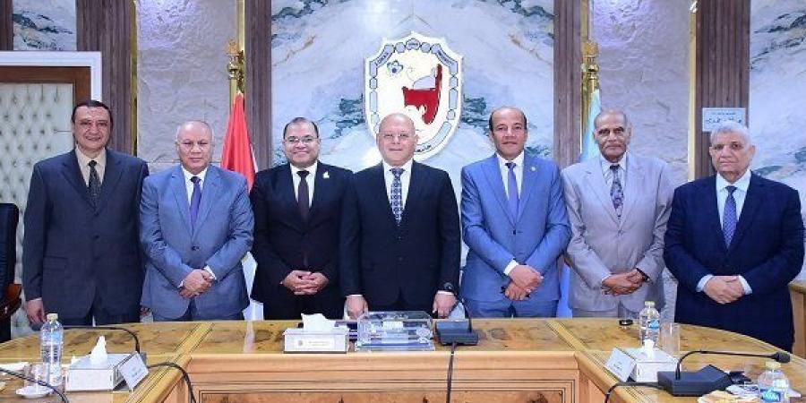 جامعة سوهاج تختار عمداء الألسن والصيدلة وفق رؤية مستقبلية وبمعايير صارمة