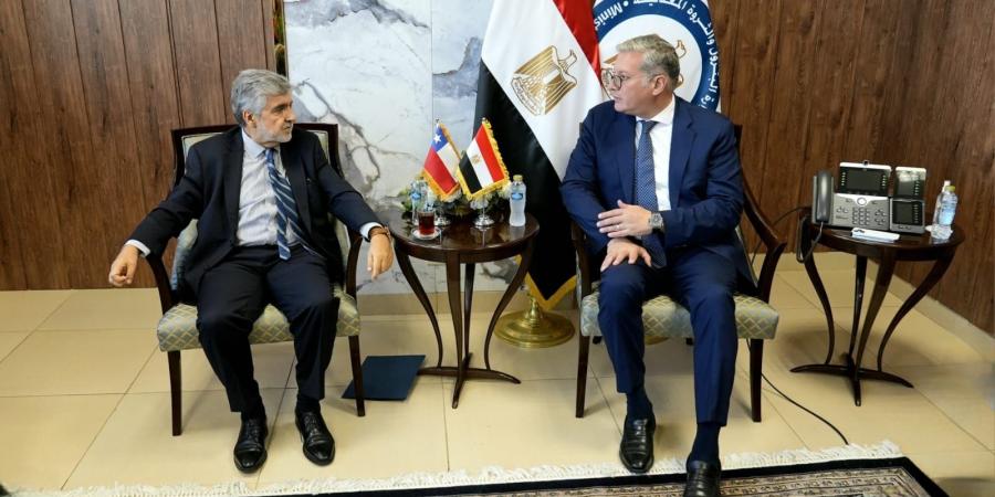 وزير البترول يبحث مع سفير تشيلي بالقاهرة تعزيز التعاون