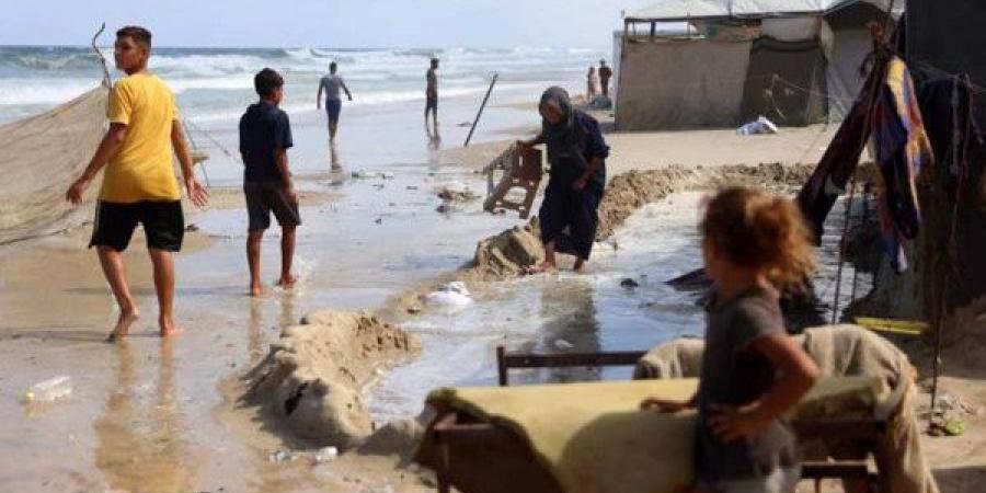 بلدية خان يونس تحذر النازحين من ارتفاع المد البحري خلال يومي الإثنين والثلاثاء
