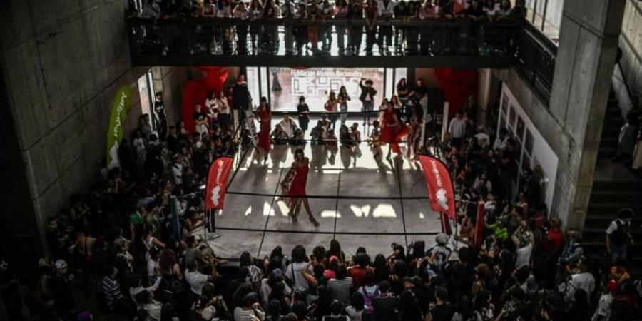 محبو الموضة يتحدّون التقاليد في «معركة الأزياء» بفنزويلا