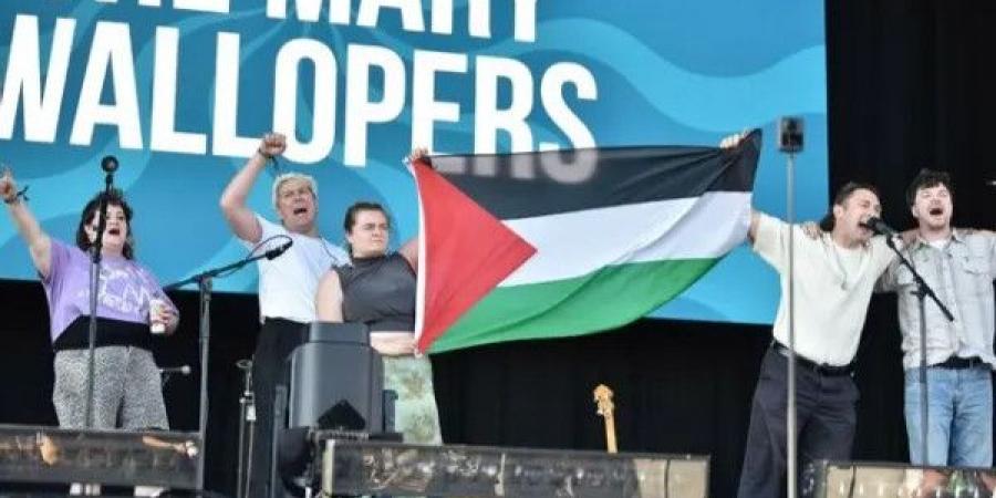 مقاطعة مهرجان موسيقي بريطاني بعد منع فرقة أيرلندية رفعت العلم الفلسطيني