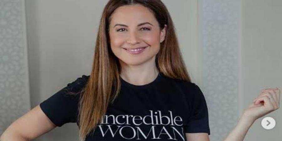 الإعلامية ريا أبي راشد تزور أهرامات الجيزة وتُشيد بالتطوير