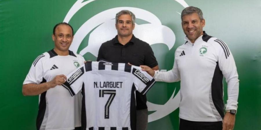مدير الإدارة الرياضية في نادي بوتافوغو البرازيلي يزور معسكر الأخضر تحت20