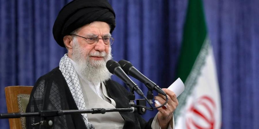 الإمام الخامنئي: الوحدة الوطنية درع فولاذي عظيم