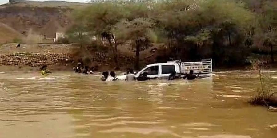 جراء الأمطار.. وفاة 6 أشخاص في شبوة وجرف 3 سيارات وتضرر الأراضي والطرقات