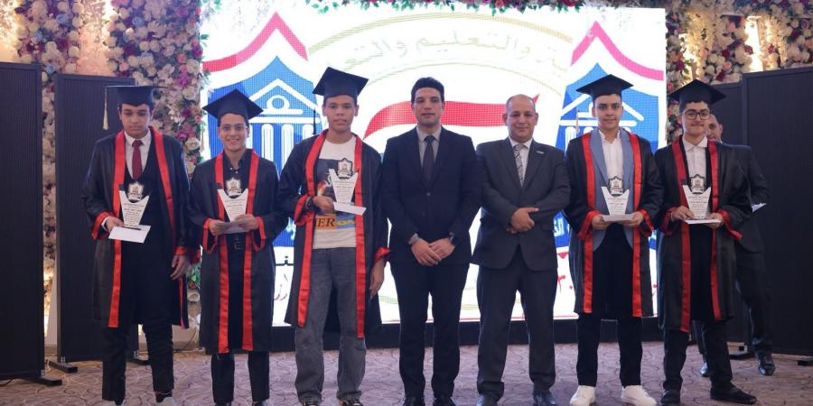 نائب محافظ سوهاج يكرم أوائل الشهادات بمدرسة الأرقم للبنين
