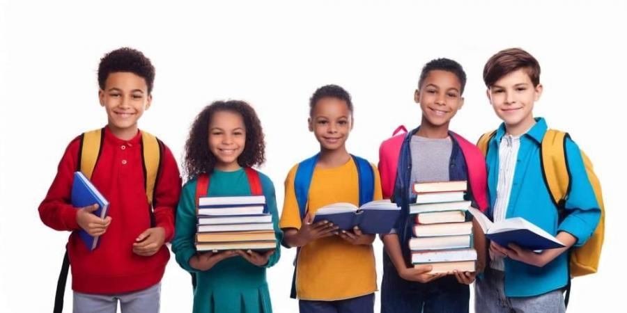 آباء يرافقون أطفالهم إلى المدارس