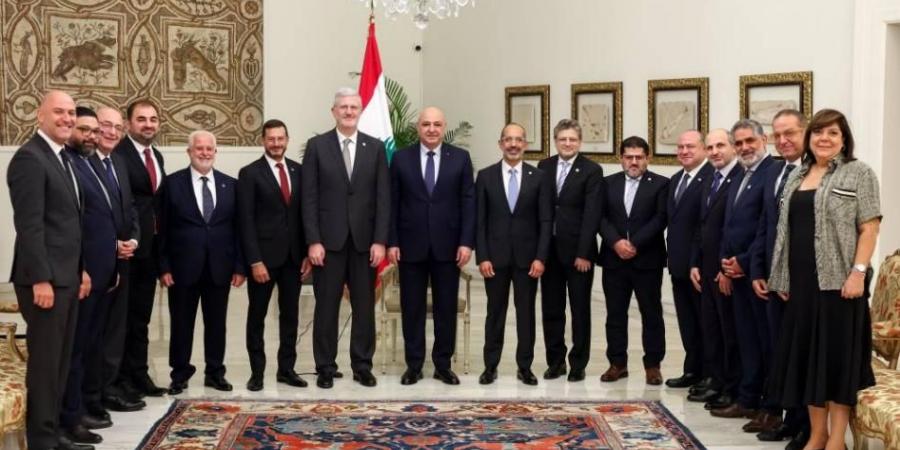 الرئيس اللبناني يدعو للخروج من الزواريب الطائفية والمذهبية