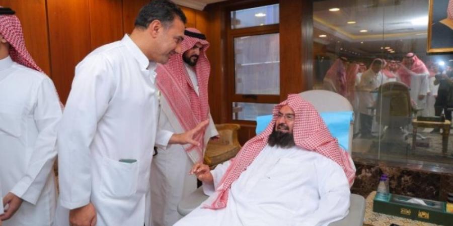 رئيس الشؤون الدينية بالمسجد الحرام والمسجد النبوي يتبرع بالدم