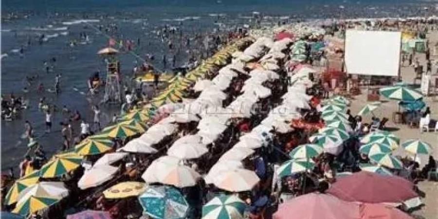 الوحدة المحلية لمدينة رأس البر ترفع الرايه الحمرا علي الشاطيء وتحذر من نزول البحر
