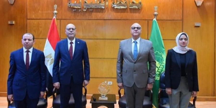 وزير العمل ومحافظ القليوبية يسلمان عقود عمل لعدد من المواطنين 