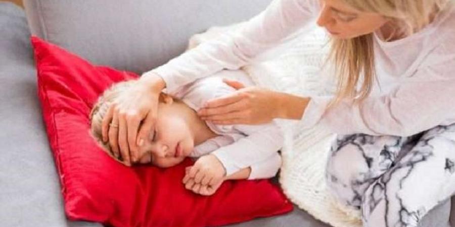 كيف نتعامل مع ارتفاع حرارة الأطفال بشكل آمن؟ .. نصائح طبية مهمة