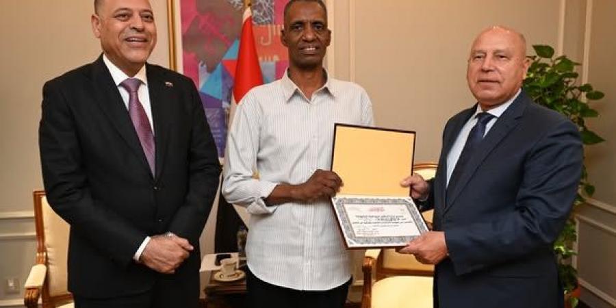 تكريم عامل مزلقان أنقذ شابًا من الموت.. الوزير: نموذج للتفاني والاخلاص