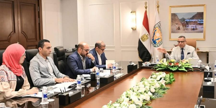 "مبارك"يتابع مستجدات مشروع إنتاج الطاقة الخضراءوالهيدروجين الاخضر