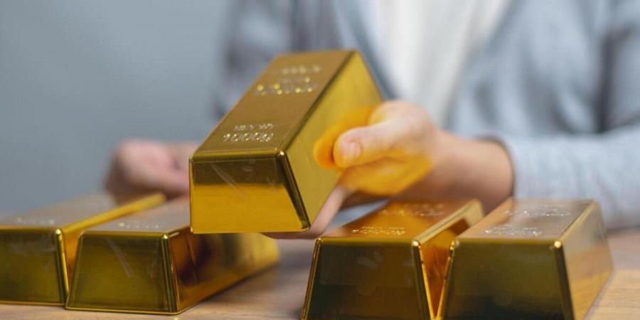 الذهب يقفز لأعلى مستوى في أسبوعين بعد إقالة ترامب لعضوة الفدرالي ليسا كوك
