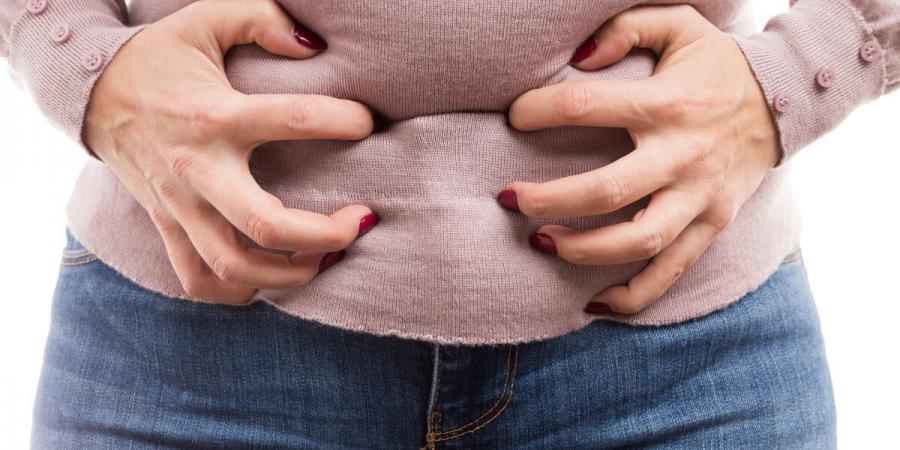 أسباب بروز وامتلاء البطن وطرق العلاج