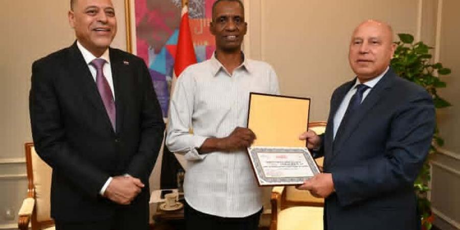 وزيرا النقل والعمل يكرمان "عم طارق" بطل مزلقان بني سويف