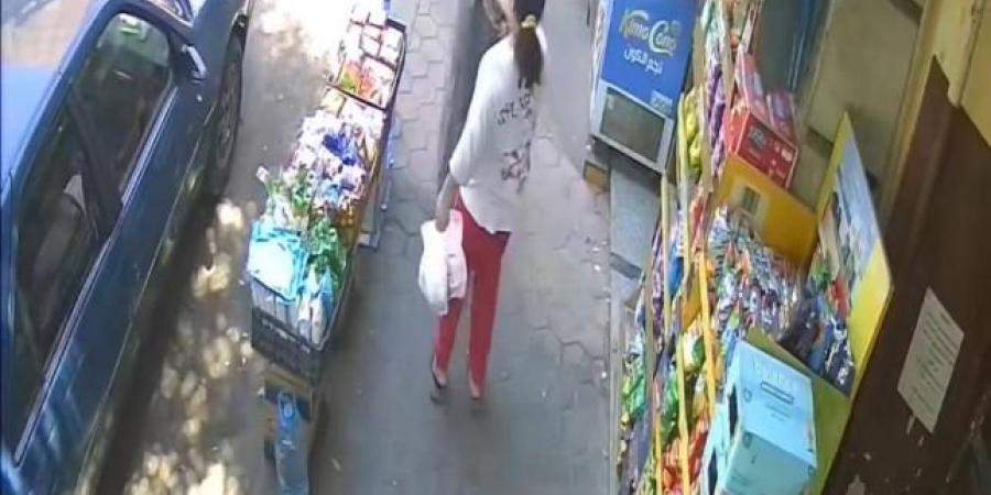 مشهد يفيض بالإنسانية.. طفلة مصرية تتخلى عن شراء كيس شيبسي وتعطي ثمنه لمحتاج