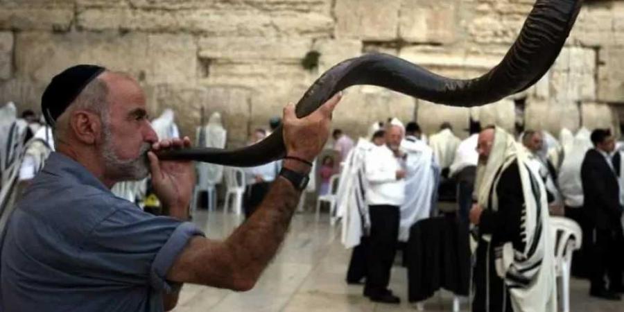 بوق ”الشوفار” لإعلان يوم القيامة عند اليهود .. مستوطن ينفخ البوق داخل الأقصي