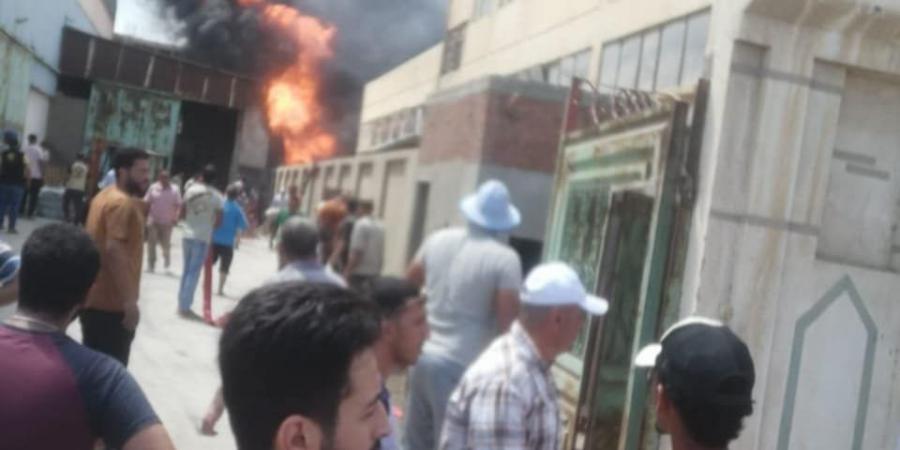 حريق هائل بمصنع للأدوات الكتابية بدمـياط الجديدة