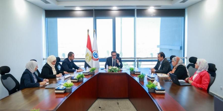 عبد الغفار يناقش مستجدات ملف تكليف أعضاء المهن الصحية