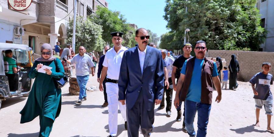 محافظ سوهاج يتفقد قرية "البربا" ويحيل مسئولين للتحقيق
