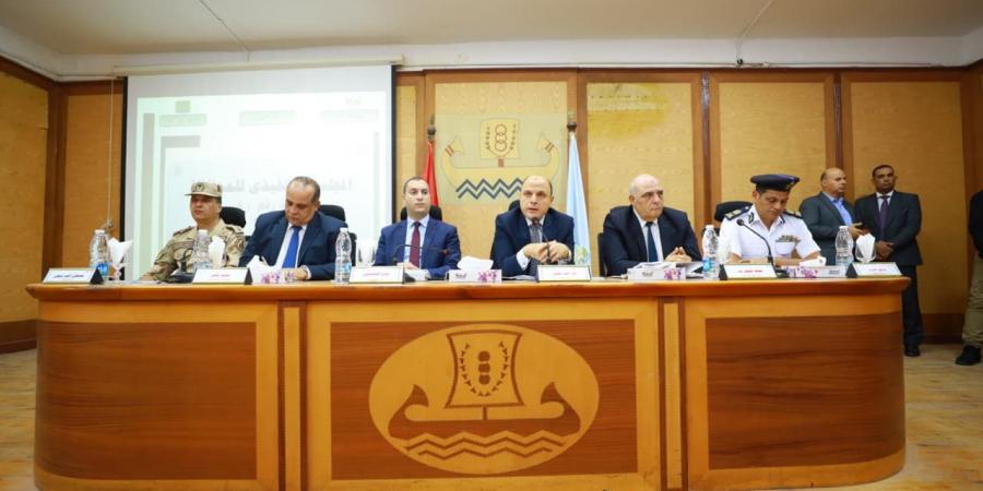 محافظ كفر الشيخ يناقش عدد من الموضوعات الخدمية والتنموية