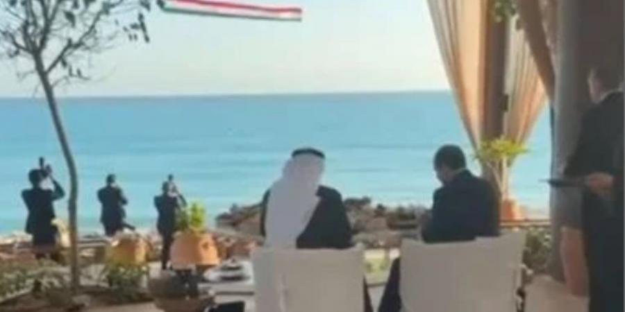 الرئيس عبد الفتاح السيسى والشيخ محمد بن زايد بأحد مطاعم مدينة العلمين الساحرة (فيديو)