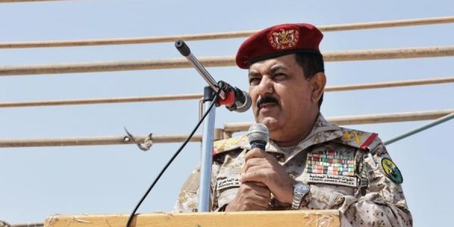 ضباط إماراتيون يقفون خلفها.. هتافات الرحيل في وجه وزير الدفاع في سقطرى