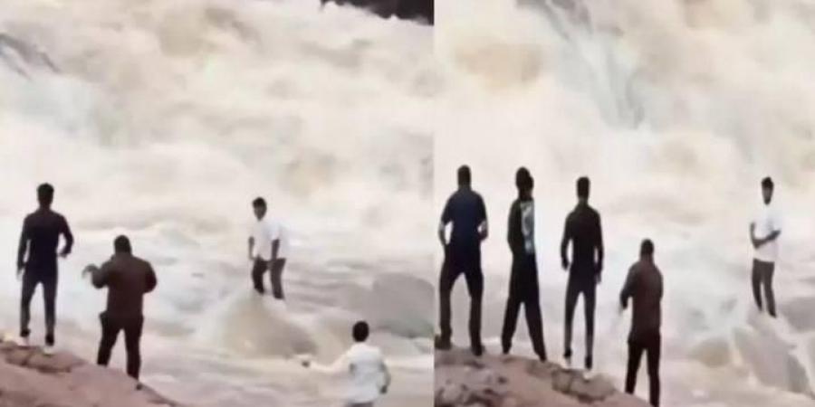 تيار مائي هائج يجرف مؤثراً هندياً